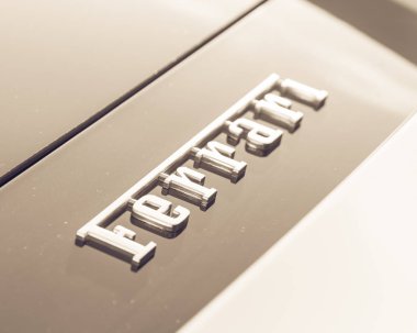Dallas, Tx, bize-Temmuz 7, 2018:Close-doku Ferrari supercar kurmak. Maranello dayalı bir İtalyan lüks spor otomobil üreticisi Ferrari N.V. olduğunu. Enzo Ferrari tarafından 1939 yılında kuruldu. Amblem Mark rozet, Vintage