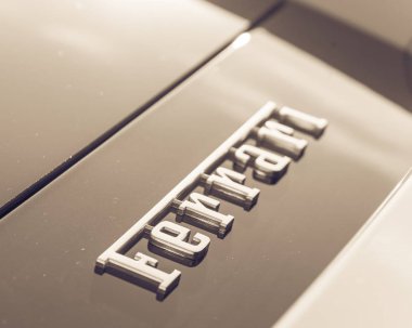 Dallas, Tx, bize-Temmuz 7, 2018:Close-doku Ferrari supercar kurmak. Maranello dayalı bir İtalyan lüks spor otomobil üreticisi Ferrari N.V. olduğunu. Enzo Ferrari tarafından 1939 yılında kuruldu. Amblem Mark rozet, Vintage