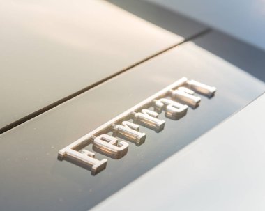 Dallas, Tx, bize-Temmuz 7, 2018:Close-doku Ferrari supercar kurmak. Maranello dayalı bir İtalyan lüks spor otomobil üreticisi Ferrari N.V. olduğunu. Enzo Ferrari tarafından 1939 yılında kuruldu. Amblem Mark rozet Logo