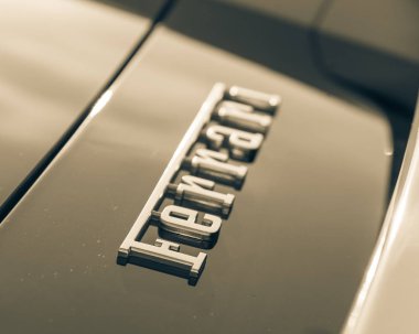 Dallas, Tx, bize-Temmuz 7, 2018:Close-doku Ferrari supercar kurmak. Maranello dayalı bir İtalyan lüks spor otomobil üreticisi Ferrari N.V. olduğunu. Enzo Ferrari tarafından 1939 yılında kuruldu. Amblem Mark rozet, Vintage