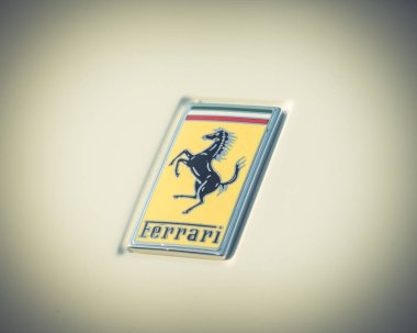 Dallas, Tx, bize-Temmuz 7, 2018:Close-Ferrari beyaz supercar logosu kadar. Maranello dayalı bir İtalyan lüks spor otomobil üreticisi Ferrari N.V. olduğunu. Enzo Ferrari tarafından 1939 yılında kuruldu vintage sesi
