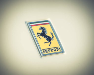 Dallas, Tx, bize-Temmuz 7, 2018:Close-Ferrari beyaz supercar logosu kadar. Maranello dayalı bir İtalyan lüks spor otomobil üreticisi Ferrari N.V. olduğunu. Enzo Ferrari tarafından 1939 yılında kuruldu vintage sesi