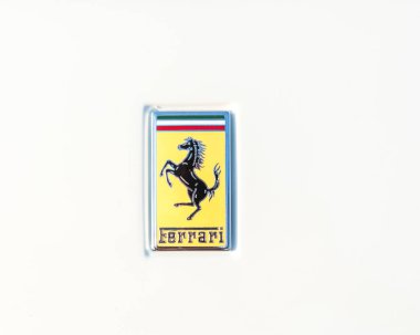 Dallas, Tx, bize-Temmuz 7, 2018:Close-Ferrari beyaz supercar logosu kadar. Maranello dayalı bir İtalyan lüks spor otomobil üreticisi Ferrari N.V. olduğunu. Enzo Ferrari tarafından 1939 yılında kuruldu