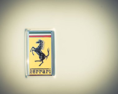 Dallas, Tx, bize-Temmuz 7, 2018:Close-Ferrari beyaz supercar logosu kadar. Maranello dayalı bir İtalyan lüks spor otomobil üreticisi Ferrari N.V. olduğunu. Enzo Ferrari tarafından 1939 yılında kuruldu vintage sesi