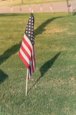 4 Temmuz onuruna görüntülenen yakın çekim Amerikan bayrağı Bağımsızlık Günü'nde yeşil çim çimen.