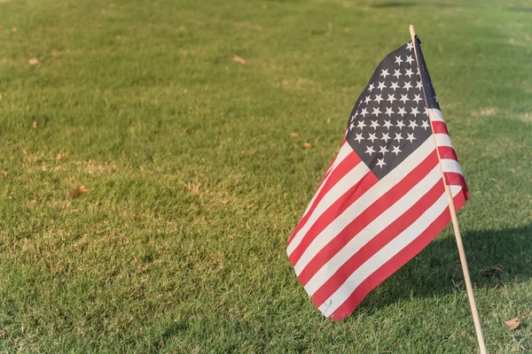 4 Temmuz onuruna görüntülenen yakın çekim Amerikan bayrağı Bağımsızlık Günü'nde yeşil çim çimen.