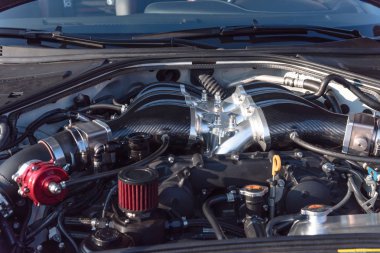 Modern güçlü araba motoru ayrıntı, yeni ve temiz spor araba otomobil parçaları