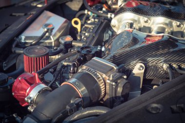 Vintage sesi modern güçlü araba motoru ayrıntı, yeni ve temiz spor araba otomobil parçaları