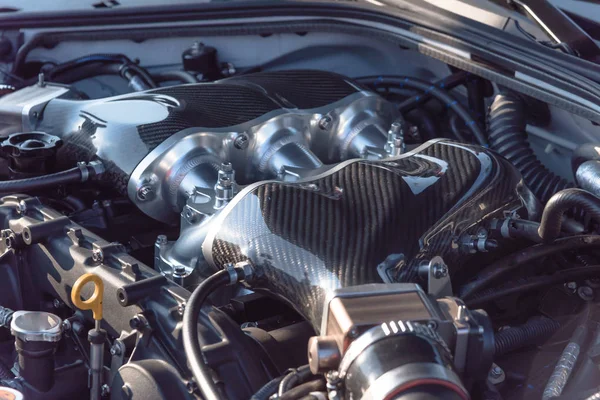 Modern güçlü araba motoru ayrıntı, yeni ve temiz spor araba otomobil parçaları