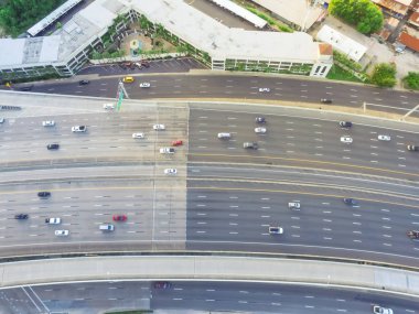 «Ana sayfa» Houston, Teksas'ta bir asfalt yükseltilmiş Otoban görünümünü bize. Birçok binek ve kamyon sıcak ışık ile geç öğleden sonra otoyol içinde commuting. Büyük kentsel ulaşım yayın için.