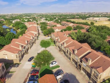 Havadan görünümü çok katlı apartmanlar Irving, Texas, Eğlence Parkı yakınındaki karmaşık bize. Üstten görünüm garaj kapalı otoparklar, arabalar ve yeşil ağaçlar