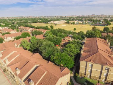 Havadan görünümü çok katlı apartmanlar Irving, Texas, Eğlence Parkı yakınındaki karmaşık bize. Üstten görünüm garaj kapalı otoparklar, arabalar ve yeşil ağaçlar