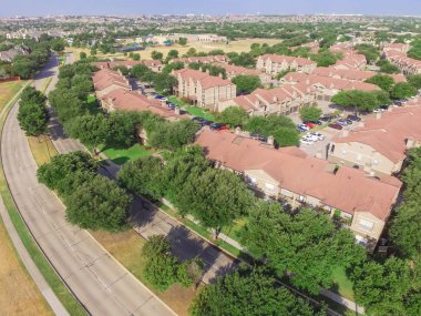 Üstten görünüm park yan apartman ve Irving, Texas, ABD yerel Caddesi yakınındaki konut ev. Otoparklar, arabalar ve çok katlı binalar karmaşık ağaçlara havadan görünümü kaplı
