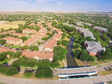 Havadan görünümü apartmanlar karmaşık Kanal Köprüsü Irving, Texas, ABD ile yakın.