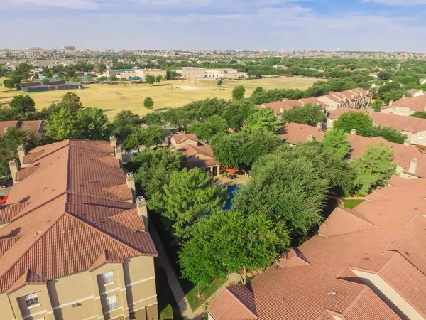 Havadan görünümü çok katlı apartmanlar Irving, Texas, Eğlence Parkı yakınındaki karmaşık bize. Üstten görünüm garaj kapalı otoparklar, arabalar ve yeşil ağaçlar