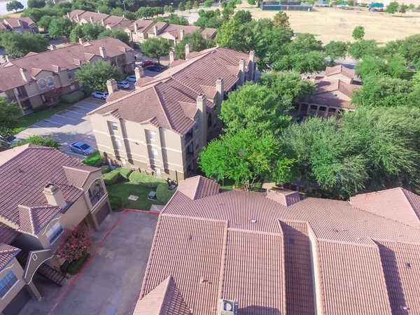Havadan görünümü çok katlı apartmanlar Irving, Texas, Eğlence Parkı yakınındaki karmaşık bize. Üstten görünüm garaj kapalı otoparklar, arabalar ve yeşil ağaçlar