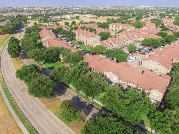 Üstten görünüm park yan apartman ve Irving, Texas, ABD yerel Caddesi yakınındaki konut ev. Otoparklar, arabalar ve çok katlı binalar karmaşık ağaçlara havadan görünümü kaplı