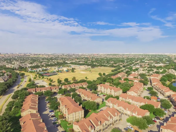 Üstten görünüm park yan apartman ve Irving, Texas, ABD yerel Caddesi yakınındaki konut ev. Otoparklar, arabalar ve çok katlı binalar karmaşık ağaçlara havadan görünümü kaplı