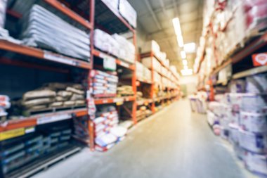 Büyük bir nalburdan bulanık. Ev geliştirme perakendeci koridorları, raf ve yerden tavana malzeme izolasyon inşaat raflar ile ufuk iç. İnşaat toptan kavramı.