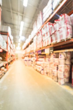 Büyük bir nalburdan bulanık. Ev geliştirme perakendeci koridorları, raf ve yerden tavana malzeme izolasyon inşaat raflar ile ufuk iç. İnşaat toptan kavramı.