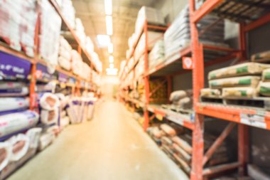 Büyük bir nalburdan bulanık. Ev geliştirme perakendeci koridorları, raf ve yerden tavana malzeme izolasyon inşaat raflar ile ufuk iç. İnşaat toptan kavramı.