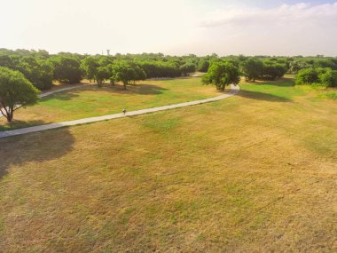 Üstten görünüm park Irving, Texas, ABD Bisiklete binmek motorcu ile yol açtı. Yürüyüş, koşu, Bisiklet, paten için hava görünüm yolu
