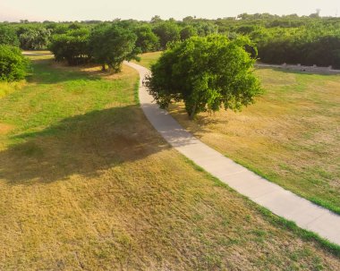 Üstten görünüm park Irving, Texas, ABD Bisiklete binmek motorcu ile yol açtı. Yürüyüş, koşu, Bisiklet, paten için hava görünüm yolu