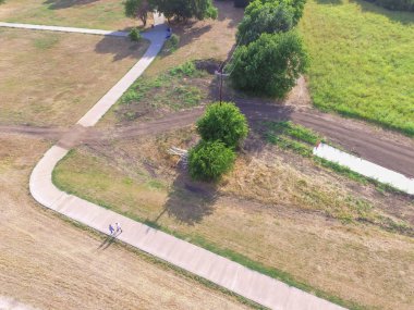 Havadan görünümü kentsel park insanlar Irving, Texas, ABD ile yol açtı. Üstten görünüm yolu yürüyüş, koşu, Bisiklet, paten için. Patika yeşil alanda yürüyüş arka plan