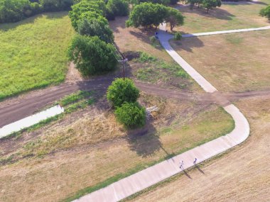 Havadan görünümü kentsel park insanlar Irving, Texas, ABD ile yol açtı. Üstten görünüm yolu yürüyüş, koşu, Bisiklet, paten için. Patika yeşil alanda yürüyüş arka plan