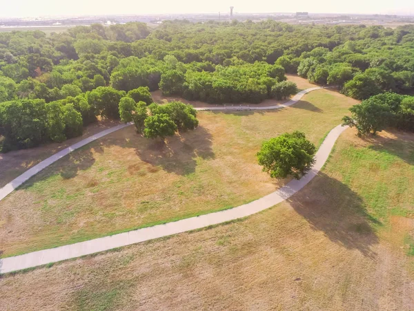 Yatay hava görünümünü park ile kentsel Irving, Texas, ABD yol açtı. Üstten görünüm yolu yürüyüş, koşu, Bisiklet, paten için. Patika yeşil alanda yürüyüş