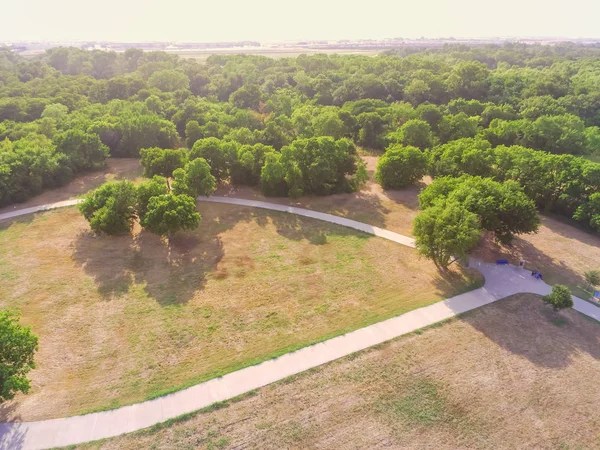 Havadan görünümü ile park kentsel yolu, tezgah ve Irving, Texas, ABD dinlenme insanlar açtı. Üstten görünüm yolu yürüyüş, koşu, Bisiklet, paten için.