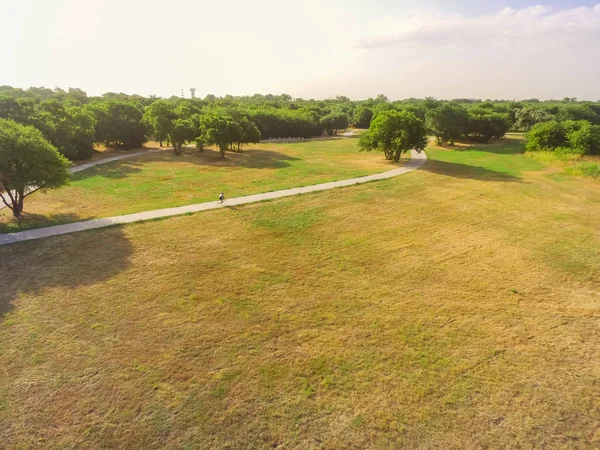 Üstten görünüm park Irving, Texas, ABD Bisiklete binmek motorcu ile yol açtı. Yürüyüş, koşu, Bisiklet, paten için hava görünüm yolu