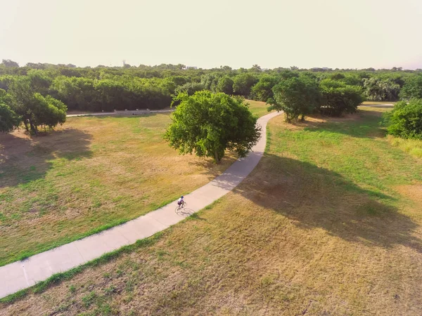Üstten görünüm park Irving, Texas, ABD Bisiklete binmek motorcu ile yol açtı. Yürüyüş, koşu, Bisiklet, paten için hava görünüm yolu