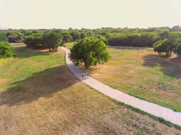 Üstten görünüm park Irving, Texas, ABD Bisiklete binmek motorcu ile yol açtı. Yürüyüş, koşu, Bisiklet, paten için hava görünüm yolu
