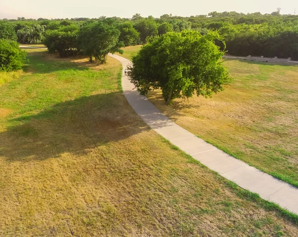 Üstten görünüm park Irving, Texas, ABD Bisiklete binmek motorcu ile yol açtı. Yürüyüş, koşu, Bisiklet, paten için hava görünüm yolu