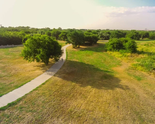 Üstten görünüm park Irving, Texas, ABD Bisiklete binmek motorcu ile yol açtı. Yürüyüş, koşu, Bisiklet, paten için hava görünüm yolu