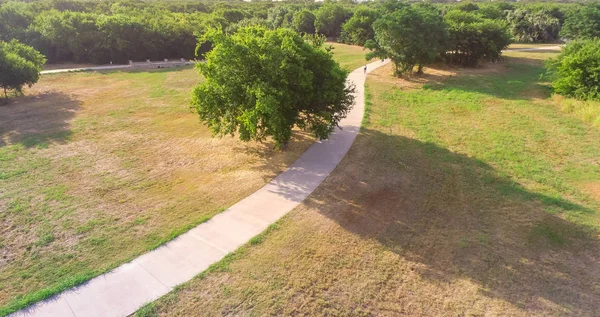 Panorama üstten görünüm park Irving, Texas, ABD Bisiklete binmek motorcu ile yol açtı. Yürüyüş, koşu, Bisiklet, paten için hava görünüm yolu