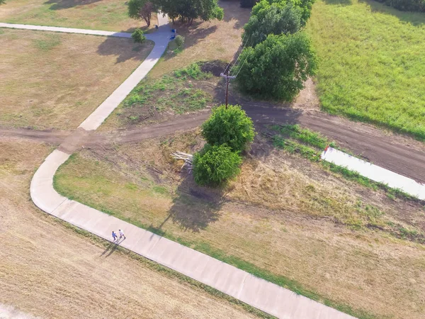 Havadan görünümü kentsel park insanlar Irving, Texas, ABD ile yol açtı. Üstten görünüm yolu yürüyüş, koşu, Bisiklet, paten için. Patika yeşil alanda yürüyüş arka plan