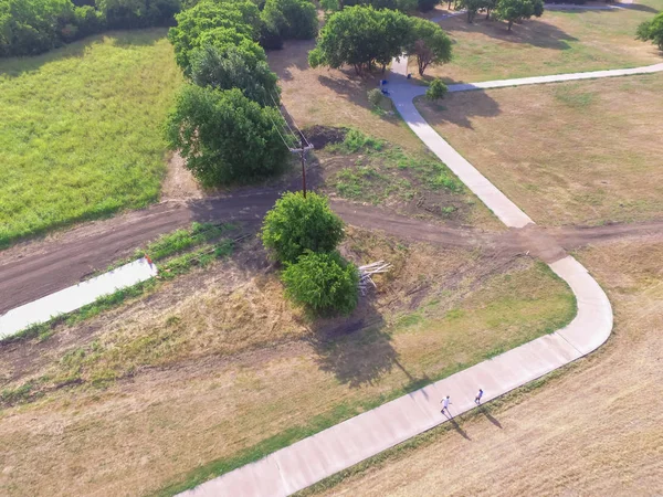 Havadan görünümü kentsel park insanlar Irving, Texas, ABD ile yol açtı. Üstten görünüm yolu yürüyüş, koşu, Bisiklet, paten için. Patika yeşil alanda yürüyüş arka plan