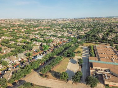 Üstten görünüm okul bölgesi Irving, Texas, ABD Konut Evleri yakınında. İlköğretim Okulu tarafından yeşil ağaç mavi gökyüzü çevreler. Sıkıca paketlenmiş evler mahalle, driveways, daire karmaşık yayılma
