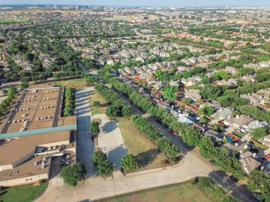 Irving, Texas, ABD konut evler yakınındaki hava görünümünü okul bölgesi. İlköğretim Okulu tarafından yeşil ağaç çevreler. Kentsel sıkı paketlenmiş evler mahalle, driveways, daire karmaşık köprü
