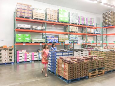 Lewisville, Tx, bize-Tem 13, Costco de taze organik ürünler için alışveriş 2018:Customer Oda buzdolabında. Bu en büyük toptan sadece üyelik ambar Kulübü onun düşük fiyat teklifi için bilinen ABD