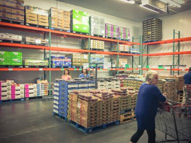 Lewisville, Tx, bize-Tem 13, Costco de taze organik ürünler için alışveriş 2018:Customer Oda buzdolabında. Bu en büyük toptan sadece üyelik ambar Kulübü onun düşük fiyat teklifi için bilinen ABD