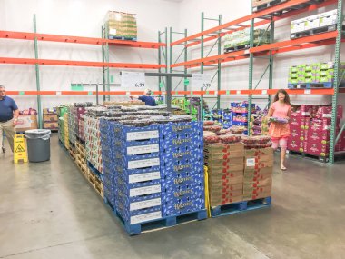 Lewisville, Tx, bize-Tem 13, Costco de taze organik ürünler için alışveriş 2018:Customer Oda buzdolabında. Bu en büyük toptan sadece üyelik ambar Kulübü onun düşük fiyat teklifi için bilinen ABD