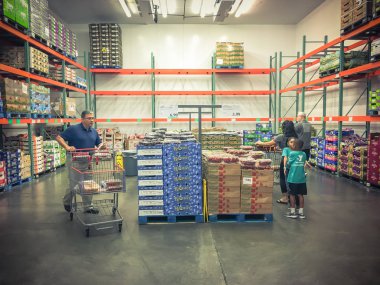 Lewisville, Tx, bize-Tem 13, Costco de taze organik ürünler için alışveriş 2018:Customer Oda buzdolabında. Bu en büyük toptan sadece üyelik ambar Kulübü onun düşük fiyat teklifi için bilinen ABD