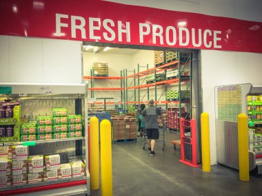 Lewisville, Tx, bize-Tem 13, Costco de taze organik ürünler için alışveriş 2018:Customer Oda buzdolabında. Bu en büyük toptan sadece üyelik ambar Kulübü onun düşük fiyat teklifi için bilinen ABD