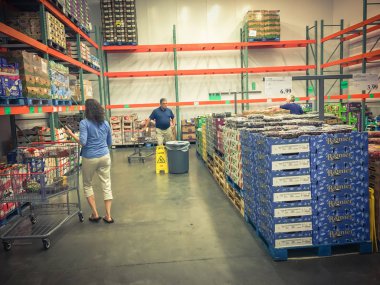 Lewisville, Tx, bize-Tem 13, Costco de taze organik ürünler için alışveriş 2018:Customer Oda buzdolabında. Bu en büyük toptan sadece üyelik ambar Kulübü onun düşük fiyat teklifi için bilinen ABD