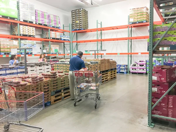 Lewisville Oss Jul 2018 Customer Shopping För Färska Ekologiska Råvaror — Stockfoto