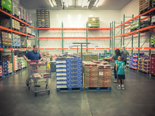 Lewisville Jul 2018 Customer Shopping Fresh Organic Produce Costco Refrigerated — Stock Photo, Image