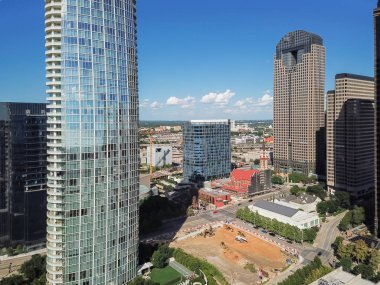 Şehir merkezinde Dallas ve finans bölgesine köprü. İnşaat site Vakfı aletleri sol. Havadan görünümü modern gökdelenler yaz bulut mavi gökyüzünün altında. Metropolis ve cityscape arka plan